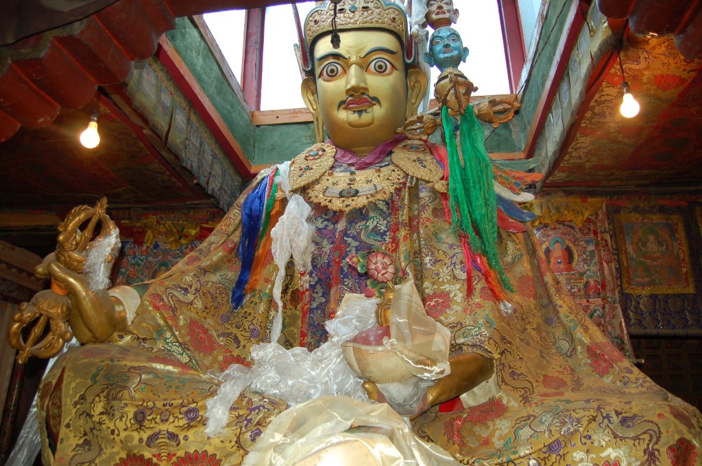 Hauptstatue der Klosters Tradun Tse: Padmasambhava
